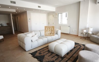 Beautiful, fully refurbished apartment with spacious terraces.